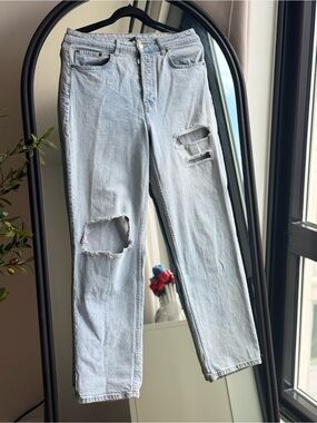 Divided Light Blue Denim Jeans with Contrast Stitching